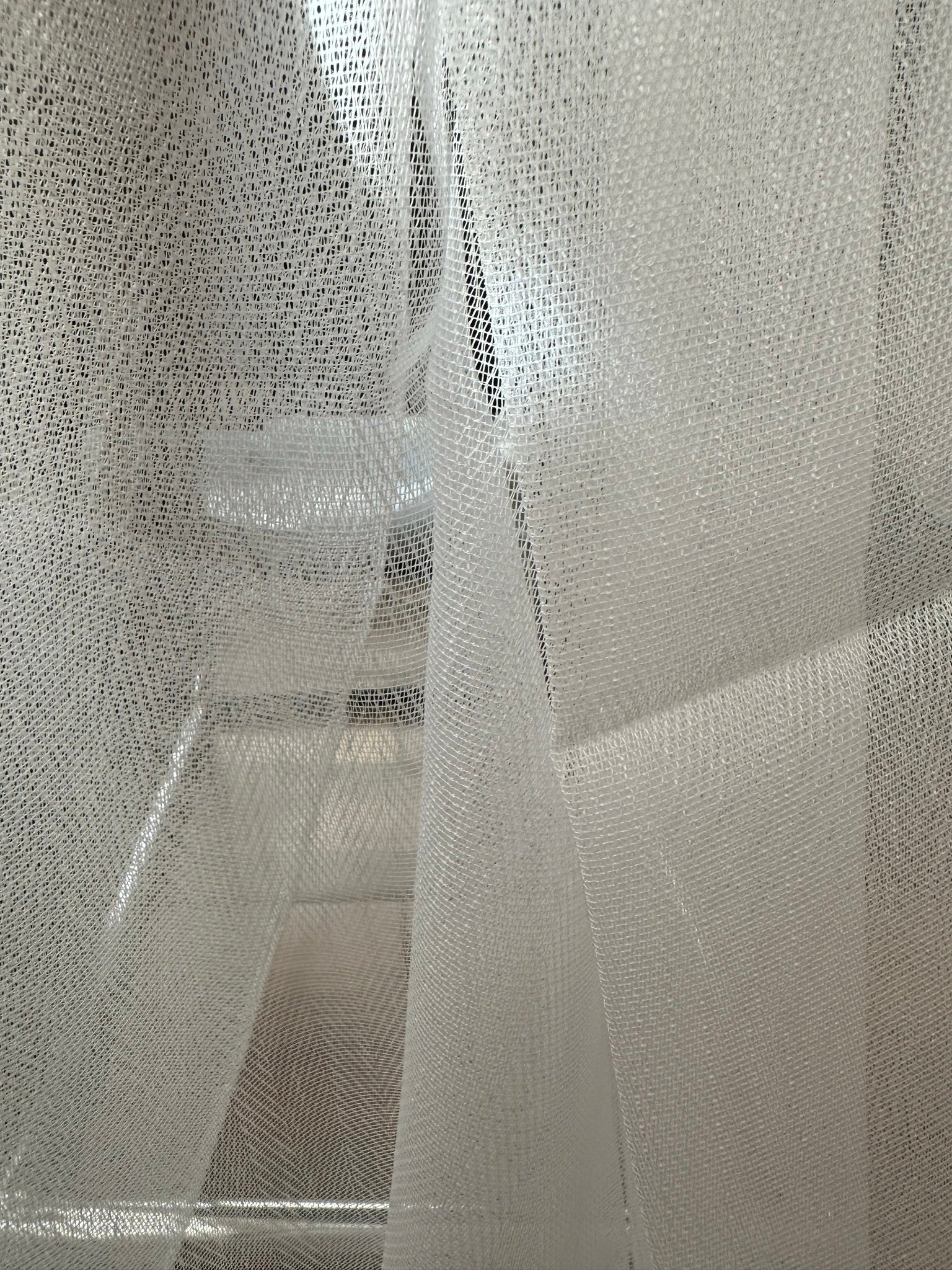 Ptextil - Тънко мрежесто перде в бежов цвят, с перделък Тънко мрежесто перде в бежов цвят, с перделък